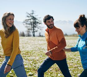 Tre persone che fanno un'escursione in primavera