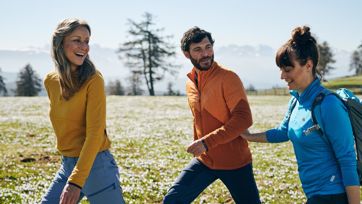 Tre persone che fanno un'escursione in primavera