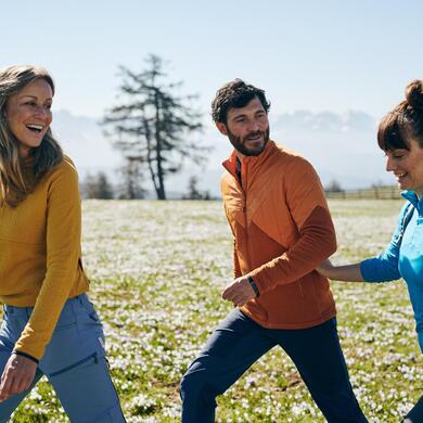 Tre persone che fanno un'escursione in primavera