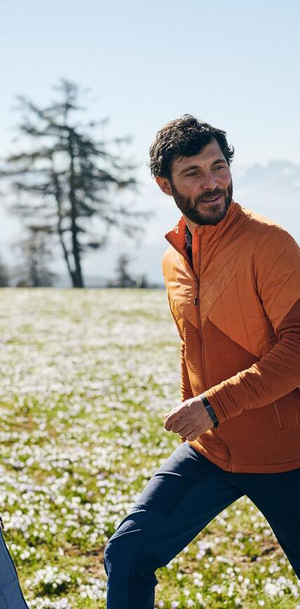 Tre persone che fanno un'escursione in primavera