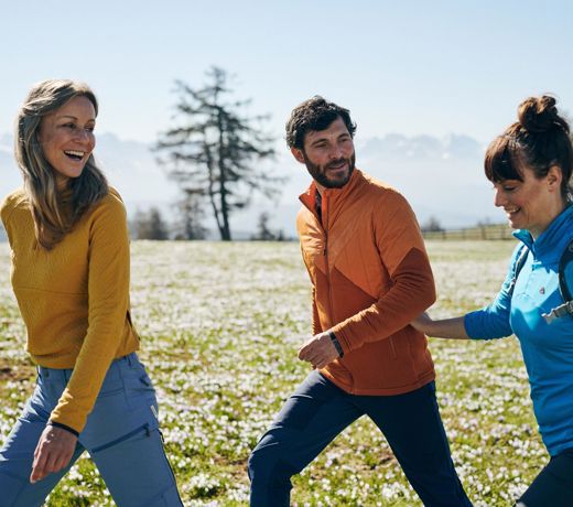 Tre persone che fanno un'escursione in primavera