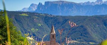 Vista su San Genesio e le montagne in estate