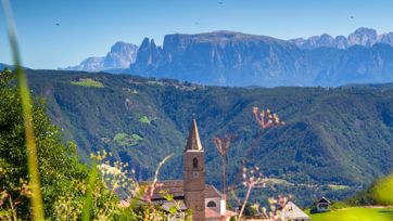 Vista su San Genesio e le montagne in estate