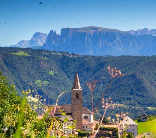 Vista su San Genesio e le montagne in estate
