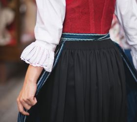 Primo piano di una donna che indossa un costume tradizionale