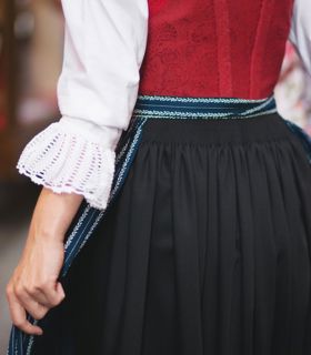 Primo piano di una donna che indossa un costume tradizionale