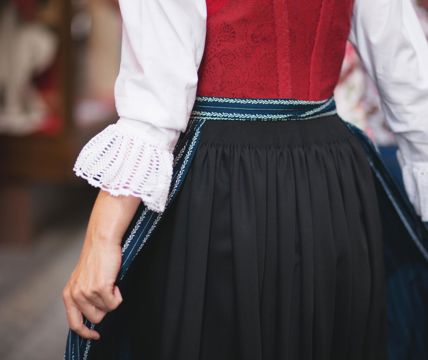 Primo piano di una donna che indossa un costume tradizionale