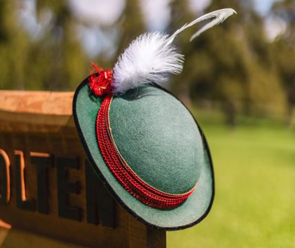 Primo piano di una donna che indossa un costume tradizionale