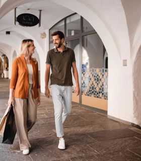 Una coppia che fa shopping