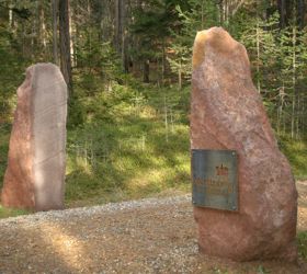 Due grandi lastre di pietra segnano l’ingresso al Sentiero di San Martino