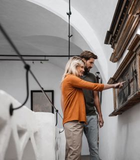 Una coppia visita un museo