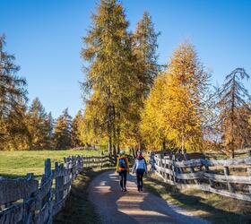 Due persone fanno un'escursione in autunno